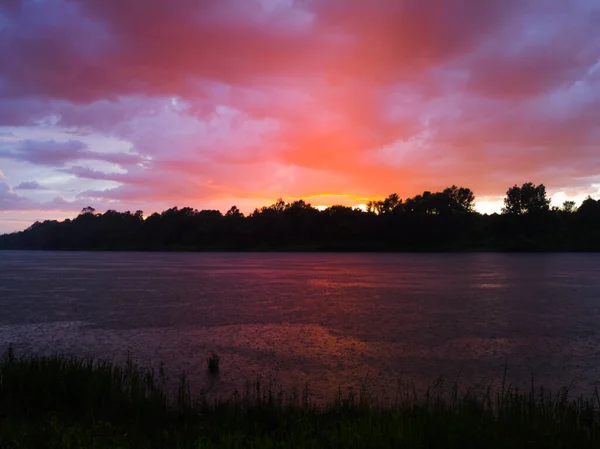 Krajobraz Rzeką Kolorowe Chmury Zalesiony Brzeg Zachodzie Słońca Dramatyczna Scena — Zdjęcie stockowe