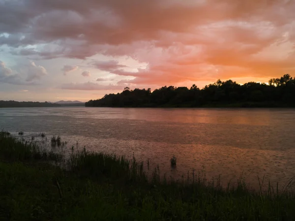 Krajobraz Rzeką Kolorowe Chmury Wysoka Trawa Wodna Góra Oddali Zachodzie — Zdjęcie stockowe