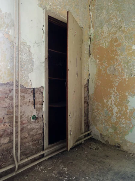 Detalle Del Desordenado Interior Del Edificio Abandonado Habitación Con Armario —  Fotos de Stock