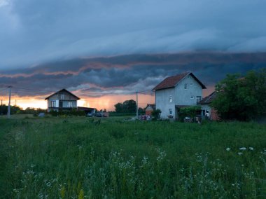 Kum kuyusu ve kümülonimbus bulutları, sağanak yağış ya da yağmur ve yaz akşamları yağmurun ardında yağmurun altında kalan şiddetli hava..