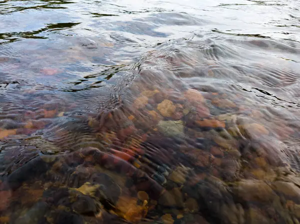 Волнистая Поверхность Воды Мелководье Быстротечный Поток Красочным Гравием Дне Проточной — стоковое фото