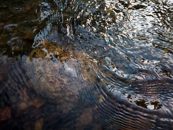 Surface Ondulée Eau Sur Ruisseau Rapide Peu Profond Avec Gravier — Photo