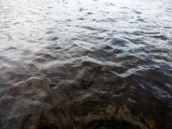 底にカラフルな砂利で浅い急速なストリーム上の水の波面 クリークで水を実行して 親密な風景 — ストック写真