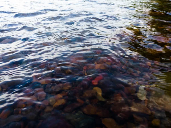 Surface Ondulée Eau Sur Ruisseau Rapide Peu Profond Avec Gravier — Photo