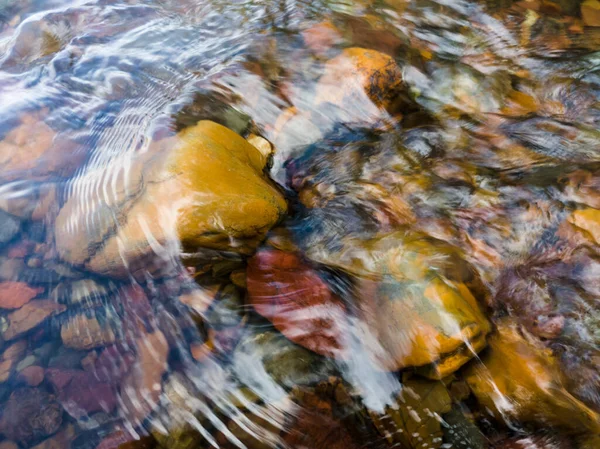 Suyun Dalgalı Yüzeyi Sığ Hızlı Akarsu Altında Renkli Çakıl Taşları — Stok fotoğraf