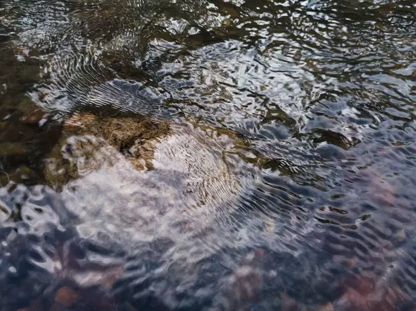 Superficie Ondulada Agua Riachuelo Rápido Poco Profundo Con Grava Colorida — Foto de Stock