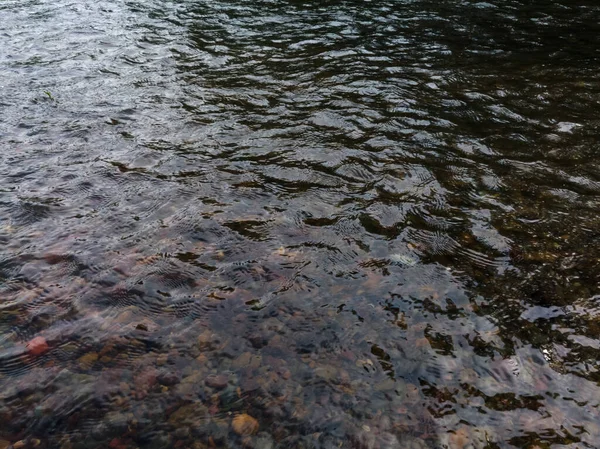 Falista Powierzchnia Falująca Wody Płytkim Szybkim Strumieniu Kolorowym Żwirem Dole — Zdjęcie stockowe
