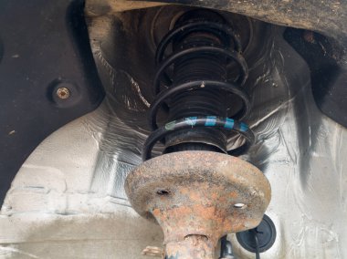 Araba ön amortisörü ve bobin yayı, teknik fotoğraf, servis konsepti, aracın mekanik parçalarını korumak, araba arka şok emicisi, trafikte güvenliği sağlamak.