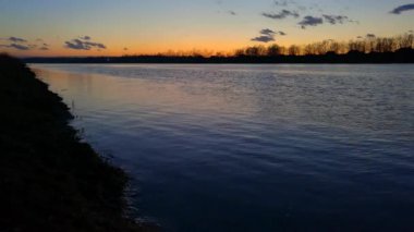 Bosanski Brod 'daki Sava Nehri' nin dalgalanan huzurlu manzarası ilkbaharın erken saatlerinde alacakaranlıkta geldi..