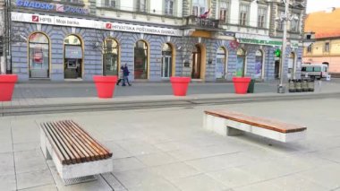 Ante Starceviç Meydanı ve Hrvatska Postanska Banka Hırvatistan 'ın Osijek kentinde.