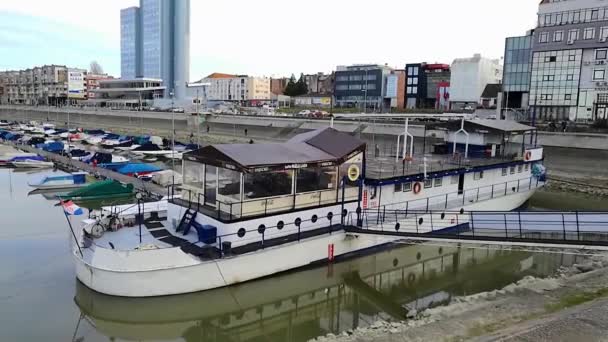 Hırvatistan Osijek Kentindeki Drava Nehri Boyunca Demirli Teknelerle Dolu Kış — Stok video