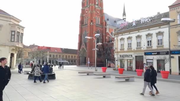 Gente Camina Largo Plaza Ante Starcevic Osijek Croacia Durante Una — Vídeo de stock