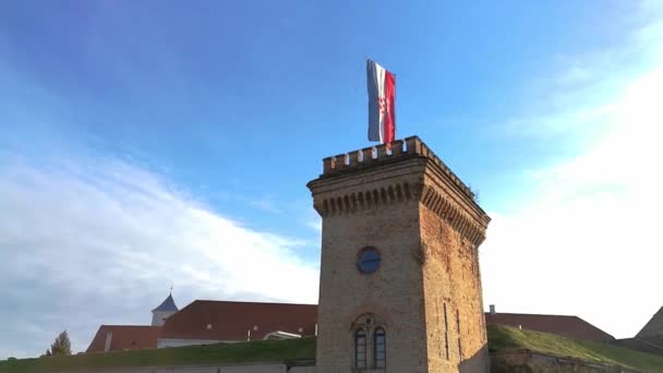 Bandera Croata Con Escudo Armas Ondea Viento Ciudadela Fortaleza Osijek — Vídeo de stock