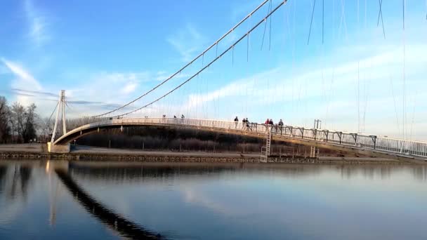 Most Mládí Přes Řeku Dravu Osijeku Chorvatsko Lidmi Kteří Chodí — Stock video