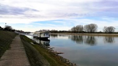 Hırvatistan 'ın Osijek kentinde Drava Nehri üzerindeki restoran gemisi, bahar bulutlu gününde.