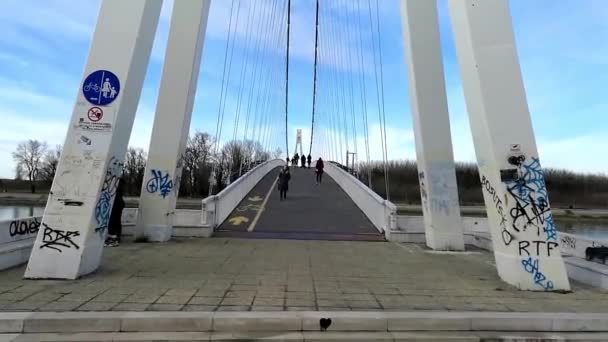 Lidé Přecházejí Most Mládeže Řece Dravě Osijeku Chorvatsko — Stock video
