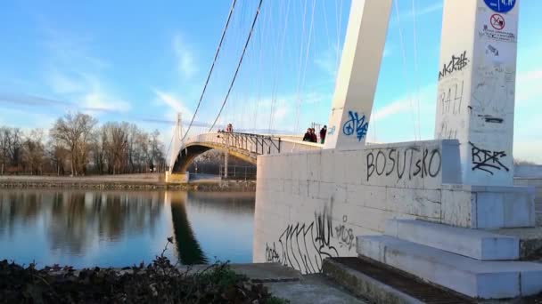 Gente Camina Través Del Puente Juventud Río Drava Osijek Croacia — Vídeo de stock