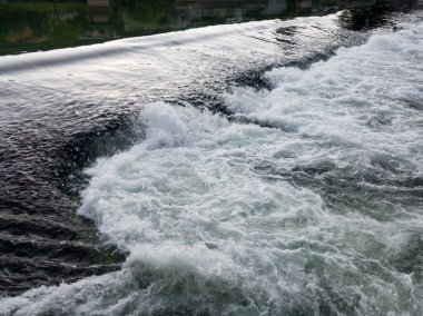 Vrbas nehrinin dalgalı suyu, hızlı su hareketi, doğanın gücü.