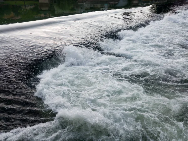 Vrbas nehrinin dalgalı suyu, hızlı su hareketi, doğanın gücü.