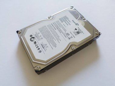 Veri depolama için bilgisayar parçası, beyaz arkaplan üzerinde izole sabit disk sürücüsü (hdd), pc için elektronik bileşen