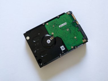 Veri depolama için bilgisayar parçası, beyaz arkaplanda izole sabit disk sürücüsü (hdd), pc için elektronik bileşen, alt taraf veya baş aşağı