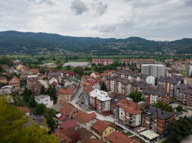 Ortaçağ kalesi Gradina 'dan Doboj' un havadan görünüşü ve dağlık kırsal bölge bulutlu yaz gününde..