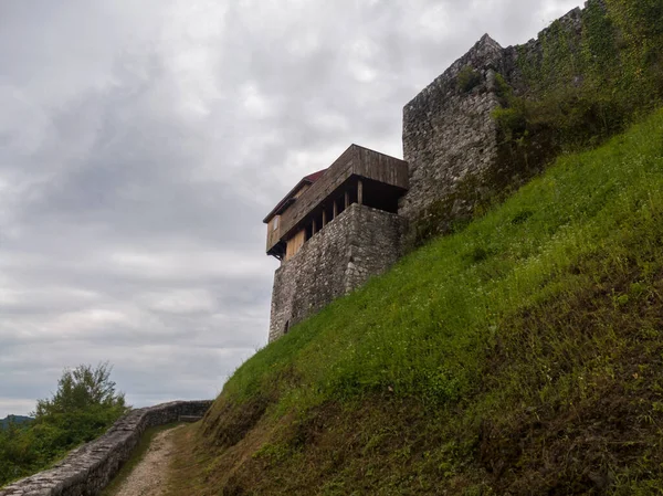 Πύργος Στο Μεσαιωνικό Φρούριο Gradina Στο Doboj Κατά Διάρκεια Συννεφιασμένης — Φωτογραφία Αρχείου
