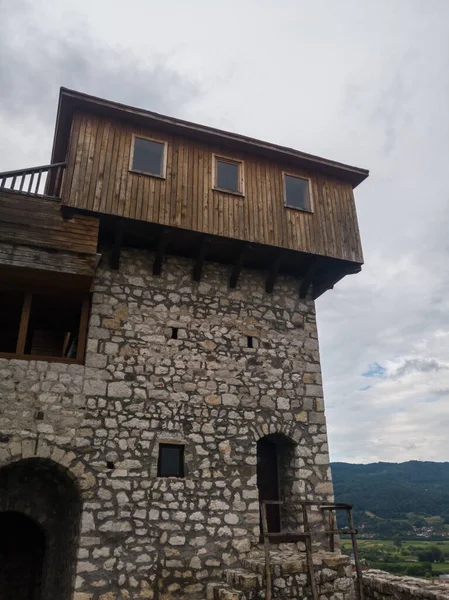 Torre Fortaleza Medieval Gradina Doboj Durante Día Nublado Verano — Foto de Stock