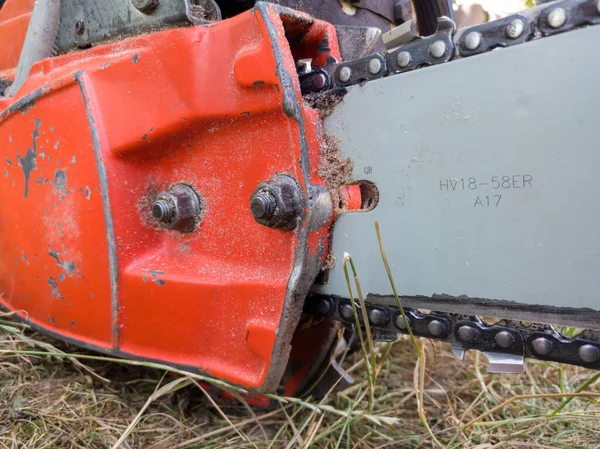 Oljekedja Och Blad Gammal Begagnad Bensinmotorsåg Täckta Med Sågspån Efter — Stockfoto