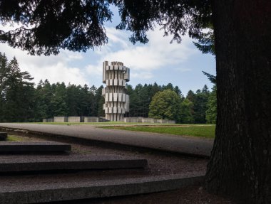 Kozara Dağı 'ndaki 2. Dünya Savaşı sırasında Yugoslav partizan savaşçılara ve faşizm mağdurlarına adanmış Mrakovica Devrimi anıtı.
