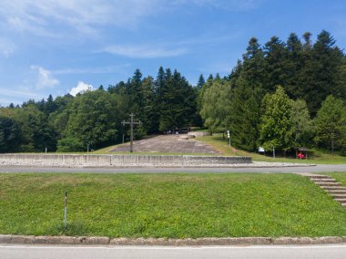 Kozara Dağı 'ndaki 2. Dünya Savaşı sırasında Yugoslav partizan savaşçılara ve faşizm mağdurlarına adanmış Mrakovica' da Devrim Anıtı 'na giden büyük merdivenler.