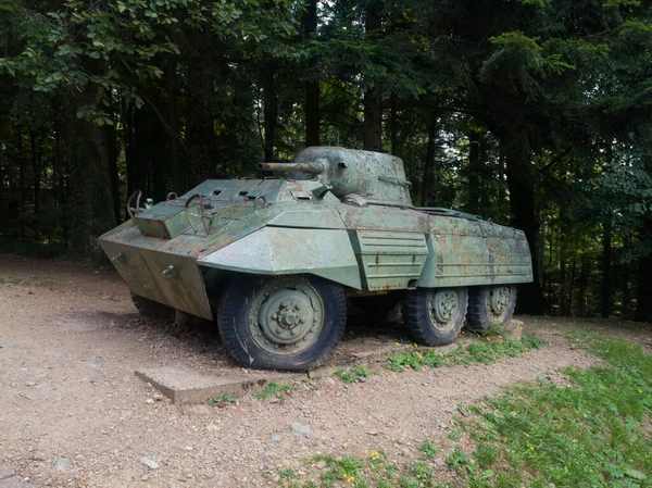 位于科扎拉第二次世界大战革命纪念馆区的旧军用坦克 — 图库照片