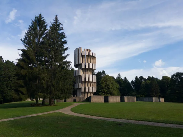 Kozara Dağı 'ndaki 2. Dünya Savaşı sırasında Yugoslav partizan savaşçılara ve faşizm mağdurlarına adanmış Mrakovica Devrimi anıtı.