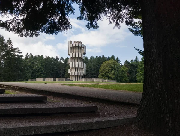 Mrakovica革命纪念馆 纪念第二次世界大战期间在科扎拉山上的南斯拉夫游击队战士和法西斯受害者 图库照片