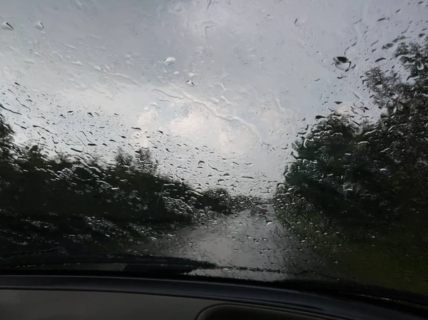 Pára Brisas Carro Coberto Com Gotas Chuva Durante Condução Perigo — Fotografia de Stock