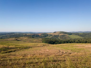 Güneşli yaz gününde Derventa yakınlarındaki Bukovica köyünün manzaralı kırsal manzarası.