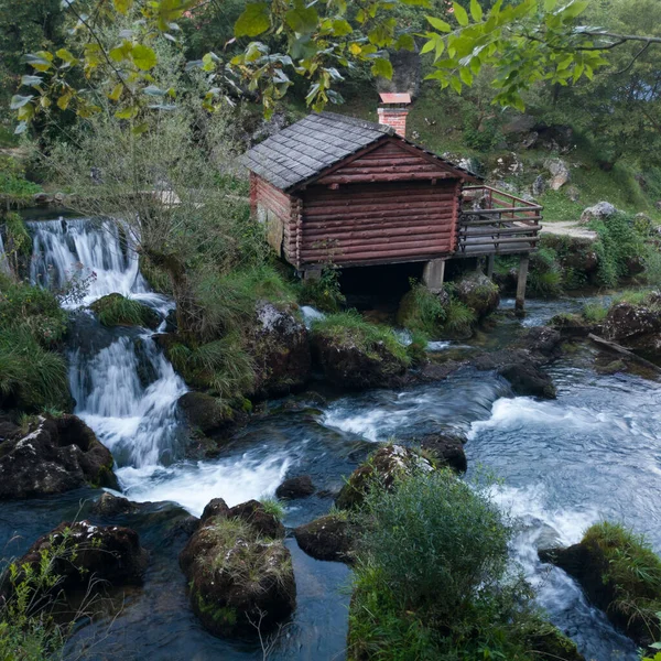 Pequeño Molino Agua Madera Tradicional Junto Río Salvaje Krupa Con — Foto de Stock