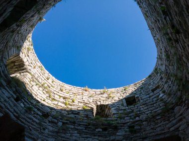 Ortaçağ Osmanlı kalesi Srebrenik 'teki Donjon Kulesi' nden gökyüzünün görüntüsü