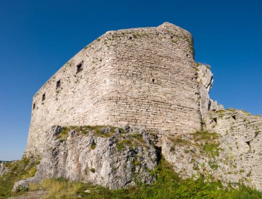 Ortaçağ sehpası Srebrenik kalesinin taştan duvarları.