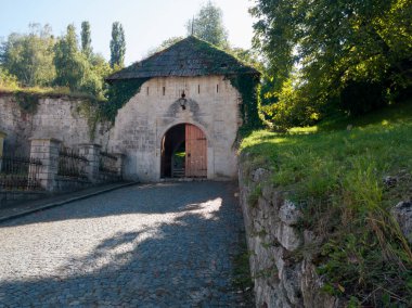 Bosna 'nın Gradacac kentindeki Gradacac şatosunun kapısı, ulusal bir anıt.