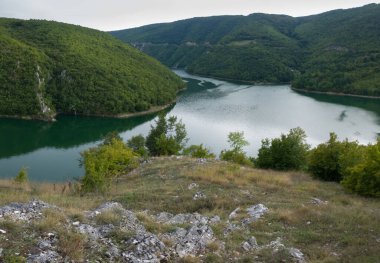 Banja Luka, Knezevo ve Mrkonjic Grad kasabalarındaki Manjaca ve Cemernica dağları arasındaki Vrbas nehrinin kanyonundaki Bocac yapay gölü