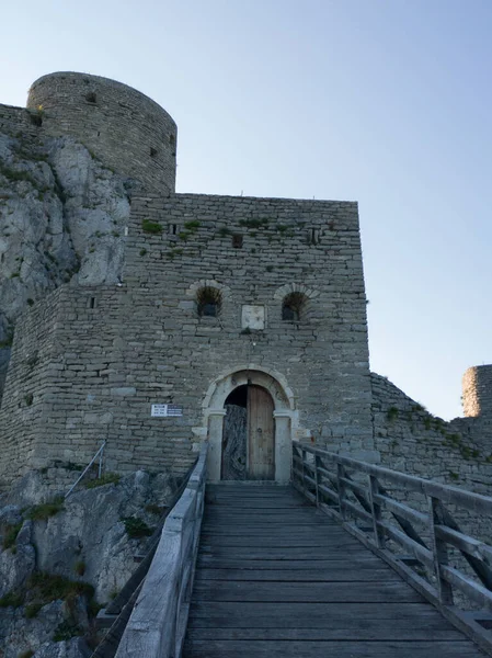 Fortaleza Otomana Medieval Cerca Srebrenik Roca Escarpada Con Torre Puerta — Foto de Stock