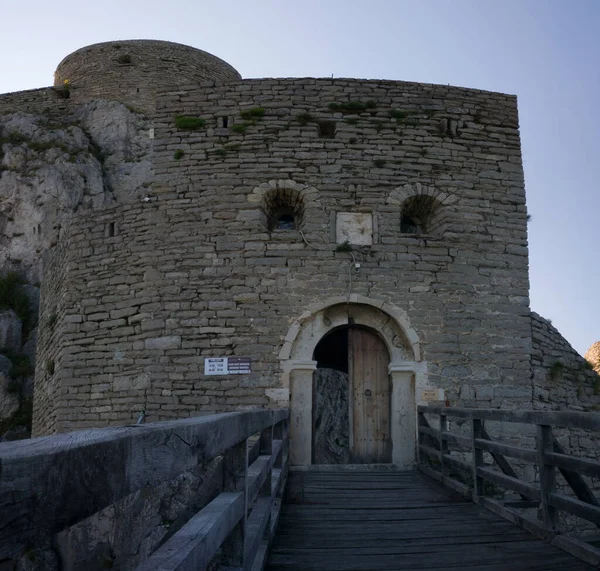Fortaleza Otomana Medieval Cerca Srebrenik Roca Escarpada Con Torre Puerta — Foto de Stock