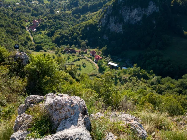 Panoramiczny Pagórkowaty Krajobraz Wsi Srebrenik Lasami Łąkami Średniowiecznej Twierdzy Srebrenik — Zdjęcie stockowe