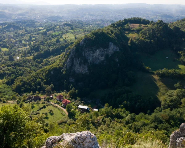 Panoramiczny Pagórkowaty Krajobraz Wsi Srebrenik Lasami Łąkami Średniowiecznej Twierdzy Srebrenik — Zdjęcie stockowe