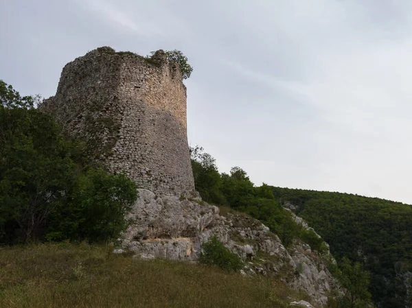 Pozostałości Murów Starej Twierdzy Bocac Skalistym Brzegu Szczycie Kanionu Rzeki — Zdjęcie stockowe