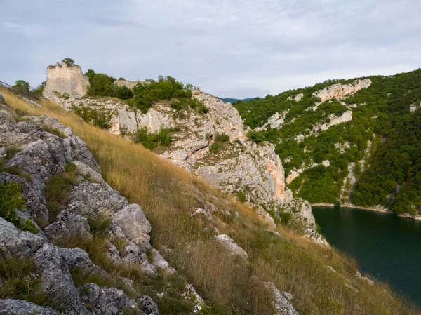 Zbytky Hradeb Staré Pevnosti Bocac Skalnatém Břehu Vrcholu Kaňonu Řeky — Stock fotografie