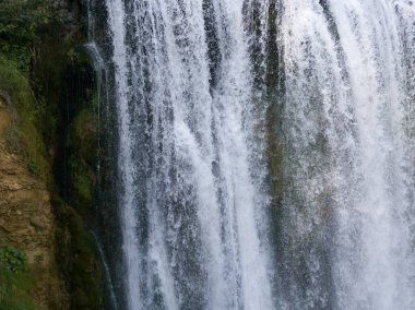 Şelalenin ayrıntıları, taştan kayaların üzerine su düşmesi.