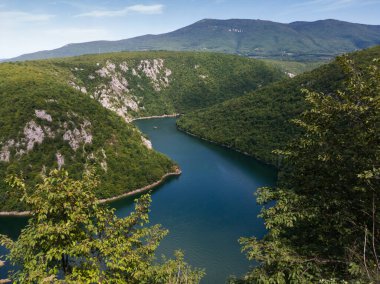 Banja Luka, Knezevo ve Mrkonjic Grad kasabalarındaki Manjaca ve Cemernica dağları arasındaki Vrbas nehrinin kanyonundaki Bocac yapay gölü