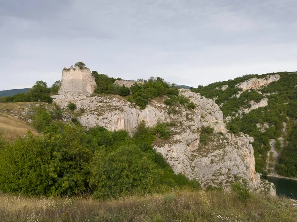 Pozostałości Murów Starej Twierdzy Bocac Skalistym Brzegu Szczycie Kanionu Rzeki — Zdjęcie stockowe